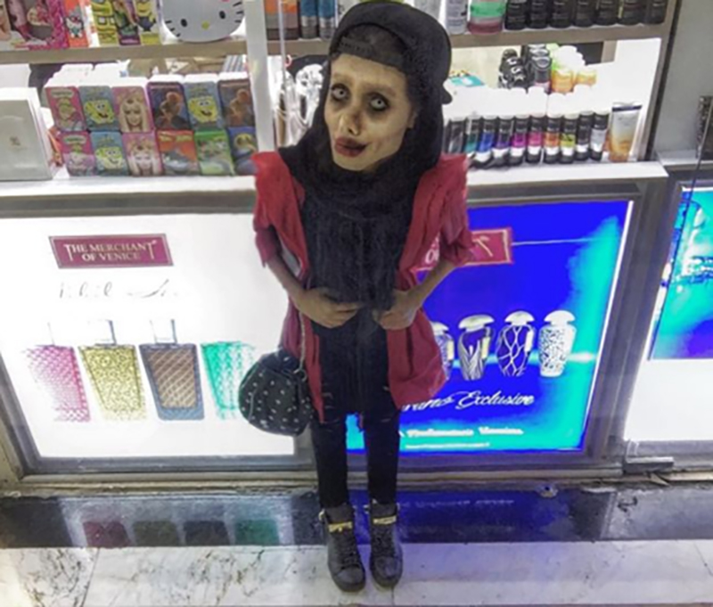 Cô gái phẫu thuật thẩm mỹ hơn 50 lần để nhìn giống Angelina Jolie, kết quả trả về gia tinh Dobby